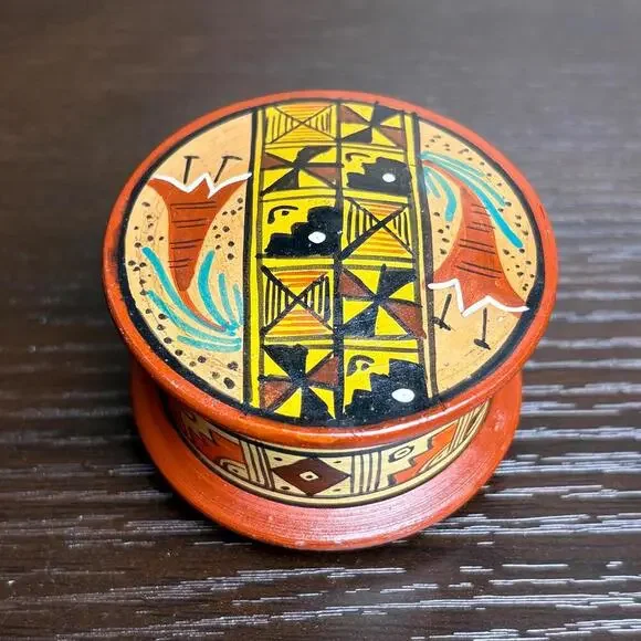 Peruvian Terracotta Jewelry Box – Hand-Painted Circular Clay Case, Handmade - Picture 2 of 5